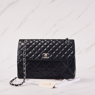 [Pre-owned] Chanel Business Flap Maxi bag | Patent & Silver-Tone Metal