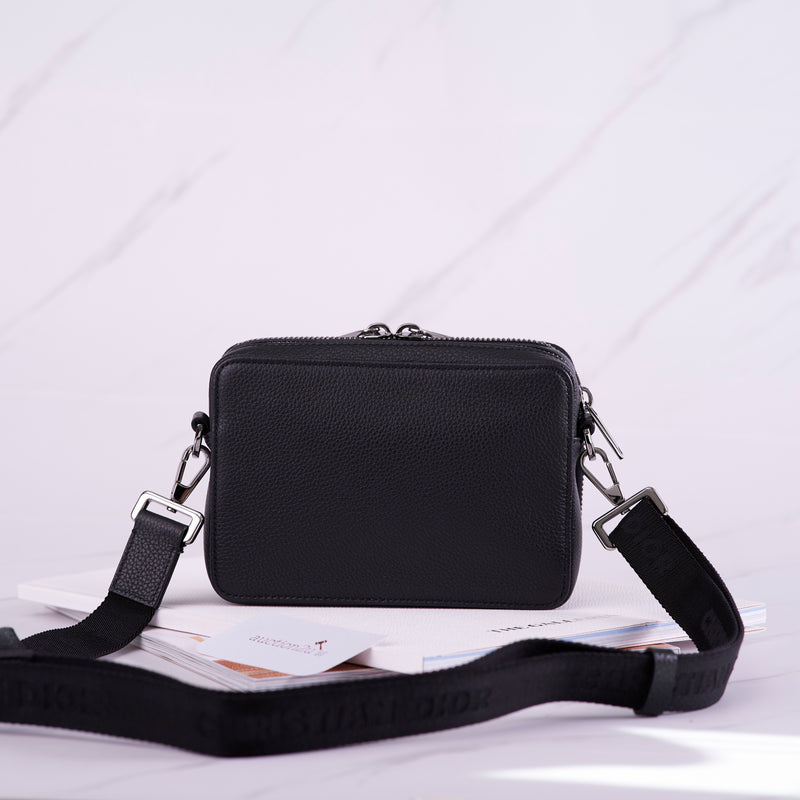 [Pre-owned] Christian Dior Leather Pouch With Shoulder Strap | Black