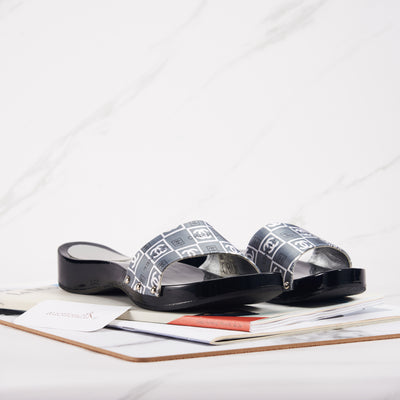 [Pre-owned] Chanel Grey And Black Satin CC Slide Wood Clogs | Size : 38
