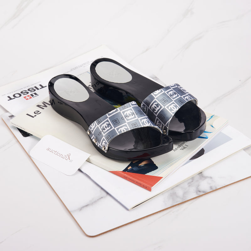 [Pre-owned] Chanel Grey And Black Satin CC Slide Wood Clogs | Size : 38